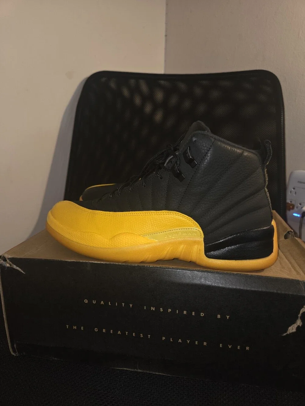 Jordan Men's Retro Basketball Sneakers - Black/Yellow